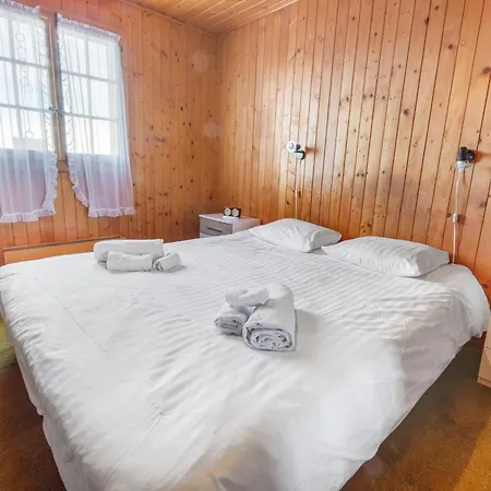 Chalet Familial Avec Vue Sur Les Alpes Et Le Lac, Sur Les Hauts De Montreux A *